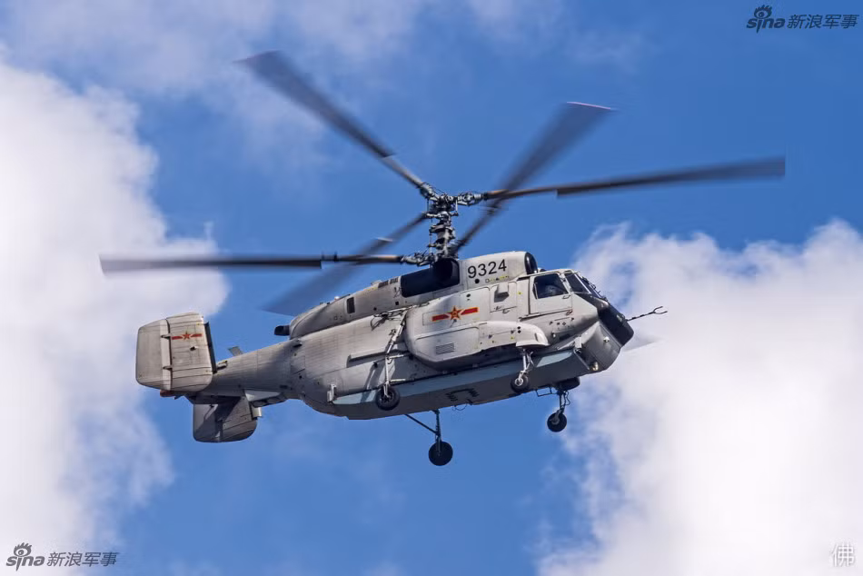 Được thiết kế từ những năm 1980 trước dựa trên phiên bản tiền nhiệm Ka-27. Tới năm 1985, trực thăng cảnh báo sớm Ka-31 đã được đưa vào sản xuất và sử dụng cho tới tận ngày nay. Hiện tại có ba nước đang sử dụng loại trực thăng này bao gồm Nga, Trung Quốc và Ấn Độ với số lượng tổng cộng khoảng 35 chiếc trên toàn thế giới. Nguồn ảnh: Sina.