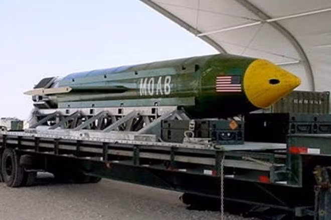 Hôm qua (13/4), Không quân Mỹ đã thả xuống Afghanistan siêu bom GBU-43/B. Đây là quả bom này còn được mệnh danh là "Mẹ của các loại bom" và là quả bom phi hạt nhân có sức công phá lớn nhất thế giới khi nó được ra đời vào năm 2002. Nguồn ảnh: Financialexp.