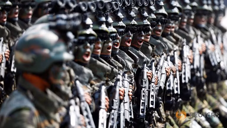 Quân phục của lực lượng đặc biệt Triều Tiên là loại rằn ri với họa tiết ngụy trang theo kiểu rừng rậm (woodland). Loại quân phục này có kiểu rằn ri khá tương đồng với bộ K-07 hiện đang được sử dụng bởi Quân đội Việt Nam tuy nhiên lại có màu đậm và nhiều mảng tối hơi. Thực chất loại quân phục này sử dụng họa tiết rằn ri theo kiểu 93 của Trung Quốc với nhiều mảng màu đậm hơn bộ K-07 của Việt Nam.