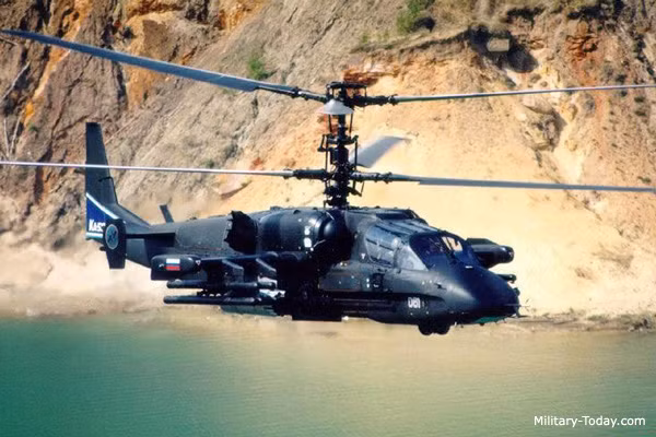 Điều quan trọng nhất trong quy trình thoát hiểm trên những chiếc trực thăng chiến đấu dòng Ka đó là hệ thống thoát hiểm phải hoạt động thật tốt để kích nổ hệ thống trục quay cánh quạt, sau đó các cánh quạt sẽ theo lực ly tâm văng xa ra khỏi máy bay tạo khoảng trống cho ghế phóng của phi công thoát ra ngoài an toàn. Nguồn ảnh: Militarytoday.