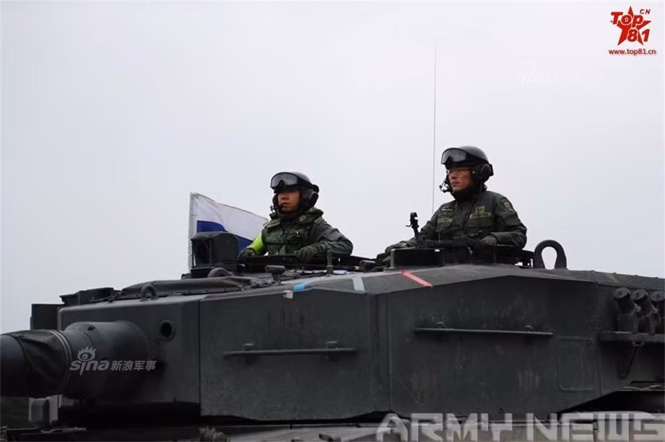 Pháo của xe tăng chủ lực Leopard 2 có độ ổn định rất cao, có thể xuyên được 560 mm thép ở cự ly 2000 mét. Các phiên phản từ Leopard 2A5 trở đi được trang bị nòng pháo L55 có khả năng xuyên qua 800 mm thép ở khoảng cách 2000 mét. Nguồn ảnh: Armynews.