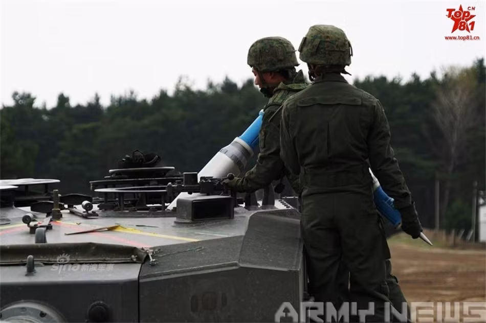 Leopard 2SG sử dụng nòng pháo trơn 120 mm Rheinmetall L44 với cơ số đạn đầy đủ gồm 42 viên trong đó có 27 viên đạn của các đạn pháo chính được để trong 1 khoang chứa đặc biệt trong phần phía trước của xe, phía bên trái của lái xe, 15 viên đạn bổ sung được lưu giữ trong thùng đạn ở tháp pháo, và được lấy ra từ khoang qua một cánh cửa hoạt động bằng điện. Cánh cửa này sẽ cách ly kíp lái với khoang chứa đạn đề phòng trường hợp khoang chứa này bị phát nổ khi trúng đạn trong lúc giao tranh. Nguồn ảnh: Armynews.