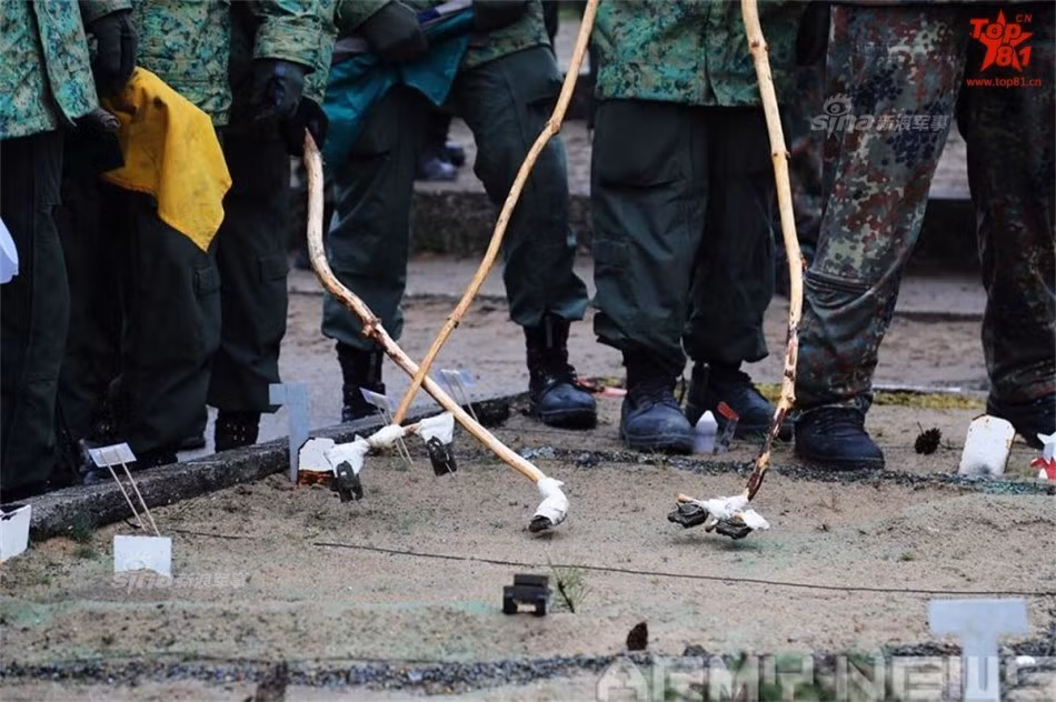 Do có diện tích quá bé và giá đất cực kỳ cao, quỹ đất dành cho quốc phòng của Singapore là không nhiều nên nước này thường xuyên đưa binh sĩ cùng vũ khí hiện đại ra nước ngoài tham gia tập trận, huấn luyện chung diễn ra ở các quốc gia khác nhằm tạo điều kiện tối đa cho binh lính của mình được cọ sát, học hỏi và tăng cường thêm kinh nghiệm chiến đấu. Nguồn ảnh: Armynews.