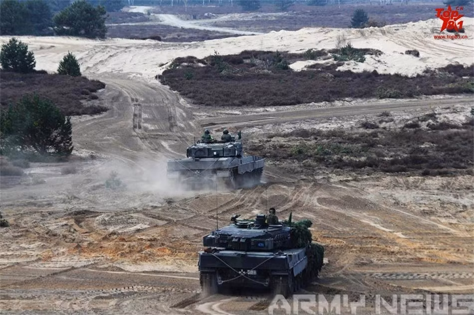 Phía Singapore đã cử đơn vị cấp đại đội trong khi Đức sử dụng cấp tiểu đoàn, cả hai đều dùng xe tăng Leopard 2. Cuộc tập trận kéo dài nhiều ngày bao gồm các bài tập về tấn công, phòng thủ, cơ động đường trường, bắn mục tiêu ở khoảng cách xa và các chiến thuật hiệp đồng tác chiến giữa các lực lượng đa quốc gia. Nguồn ảnh: Armynews.