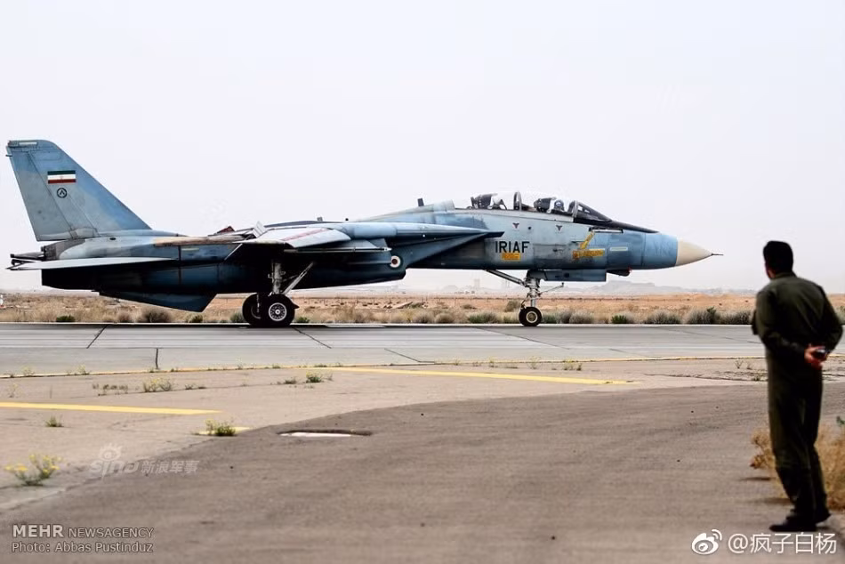 F-14 là một trong số ít những chiếc tiêm kích đánh chặn được trang bị hệ thống cánh cụp cánh xòe. Sải cánh của nó khi xòe đạt độ rộng tối đa 19,55 mét , khi cụp hết cỡ đạt 11,58 mét. Máy bay có chiều dài 19,1 mét và có phi hành đoàn 2 người. Nguồn ảnh: Abbas Pustinduz.