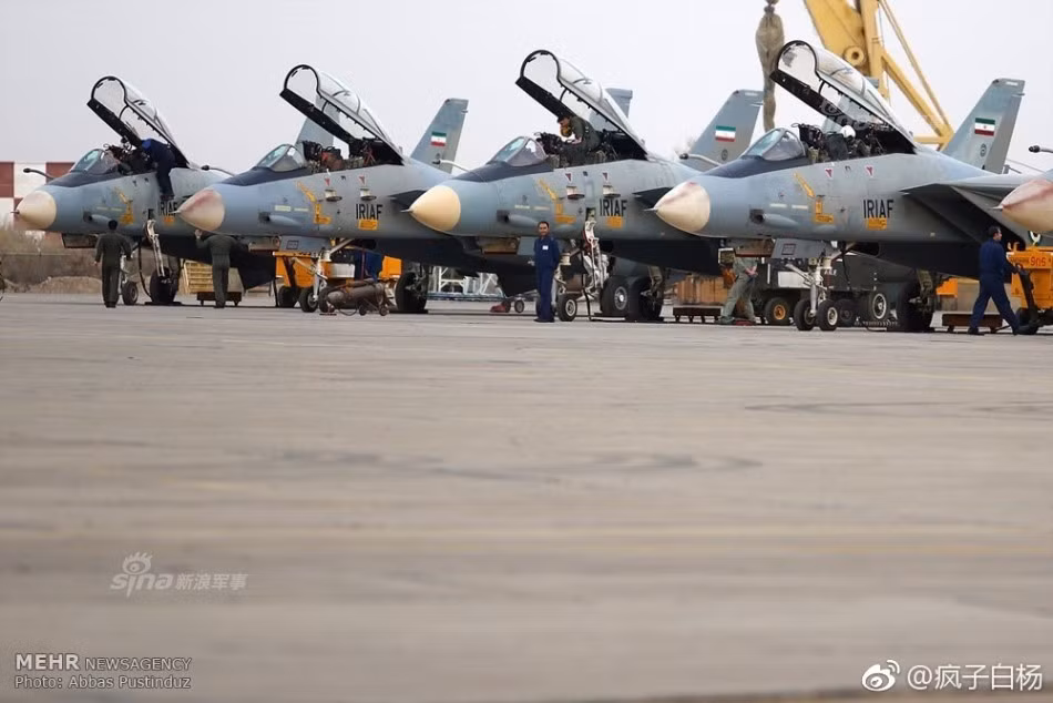 Tính đến thời điểm đó, phía Mỹ đã chuyển giao cho Iran 79 chiếc F-14 trong tổng số 80 chiếc của đơn hàng, một số lượng lớn F-14 của Không quân Hoàng gia Iran đã bị phá hủy trong cuộc đảo chính, tuy nhiên số còn lại vẫn nằm trong trạng thái rất tốt và sau đó đã được đưa sang Liên Xô để phía Liên Xô nghiên cứu, chế tạo phụ tùng thay thế và hỗ trợ phía Iran trong quá trình bảo dưỡng loại tiêm kích hiện đại này của Mỹ (phía Nga và Iran vẫn chưa bao giờ công nhận hoặc phủ nhận thông tin Iran đưa F-14 sang Liên Xô). Nguồn ảnh: Abbas Pustinduz.