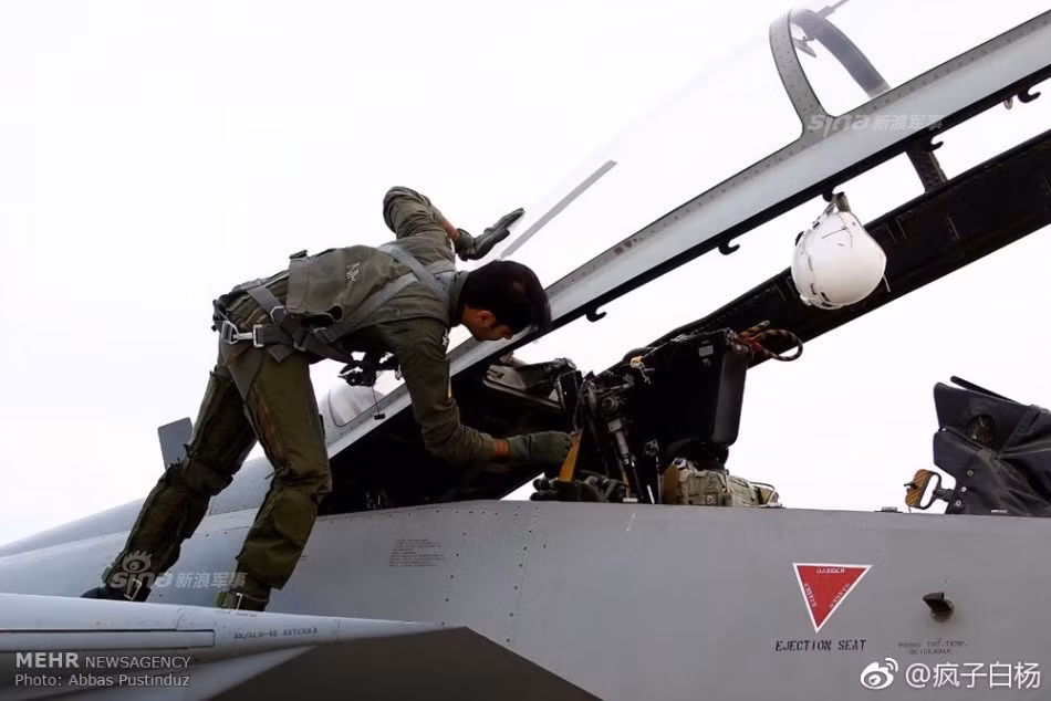 Đến năm 1974, phía Iran đã đặt hàng Mỹ tổng cộng 80 chiếc máy bay F-14 Tomcat và những chiếc máy bay hoàn thiện đầu tiên đã được chuyển giao cho phía Iran trong năm 1976. Những chiếc đầu tiên này bị cắt giảm đi một vài thiết bị điện tử, cảm biến hiện đại nhưng lại sở hữu động cơ TF-30-414 hiện đại hơn các phiên bản F-14 trước đó. Nguồn ảnh: Abbas Pustinduz.