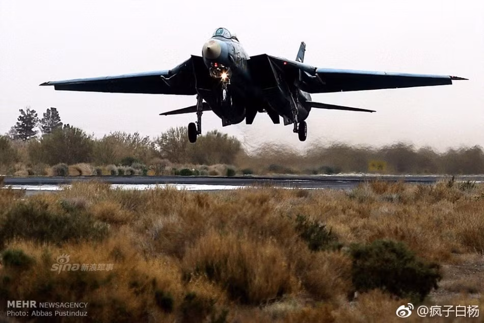 Sau khi Mỹ cho các máy bay F-14 cuối cùng trong biên chế Không quân nước này nghỉ hưu vào năm 2006 thì Iran hiện là quốc gia duy nhất trên thế giới đang sở hữu loại máy bay này. Trớ trêu thay, kẻ thù chịu lệnh cấm vận hà khắc nhất của Mỹ lại đang sở hữu một trong những máy bay tiêm kích chiến đấu hiện đại nhất từng được Lầu Năm Góc sử dụng. Nguồn ảnh: Abbas Pustinduz.