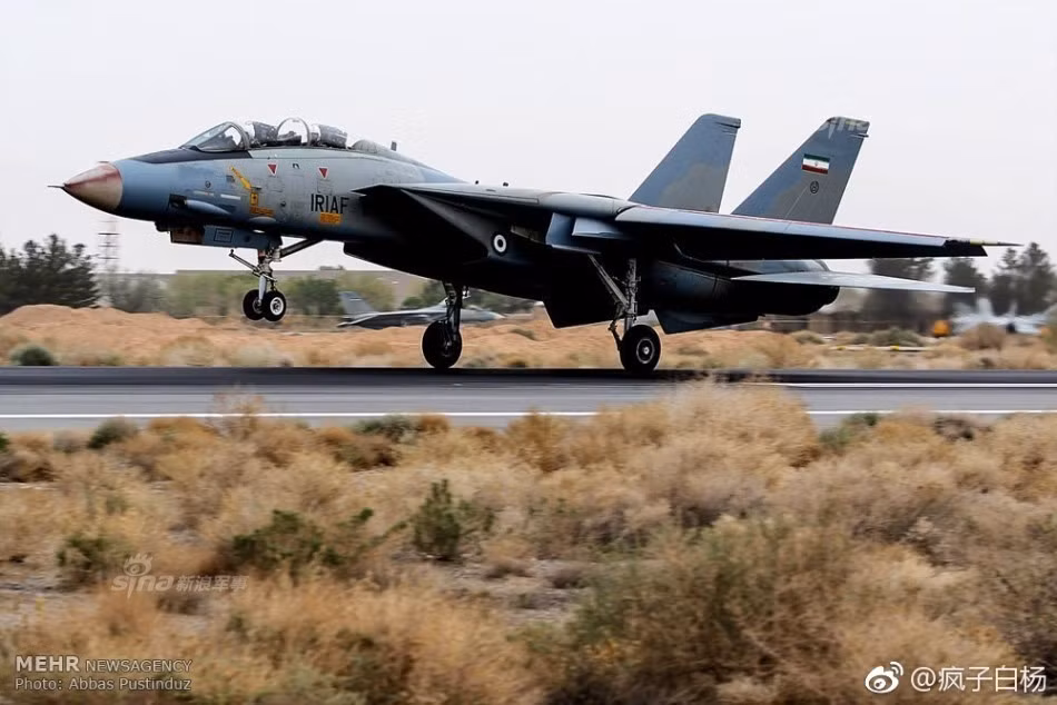 F-14 được trang bị hai động cơ GE F110-GE-400 cho phép nó cất cánh với trọng lượng tối đa lên tới 74 tấn. vận tốc tối đa chiếc tiêm kích này có thể đạt được vào khoảng Mach 2,34 tương đương với 2.485 km/h ở độ cao lớn. Bán kính chiến đấu của F-14 đạt khoảng 926 km, tầm bay tối đa 2.960 km và trần bay đạt 15.200 mét. Nguồn ảnh: Abbas Pustinduz.