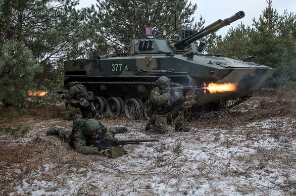 Binh chủng Đổ bộ đường không Nga hay gọi đơn giản là lính dù Nga (VDV) là một trong những đơn vị có truyền thống lâu đời trong quân đội Nga. Được thành lập từ những năm 1930 dưới thời Liên Xô, nhiệm vụ của lực lượng này là phản ứng, triển khai quân nhanh chóng đến những khu vực phía sau hậu tuyến địch nằm tiến hành chiến tranh du kích, phá hoại. Nguồn ảnh: Nutstan.