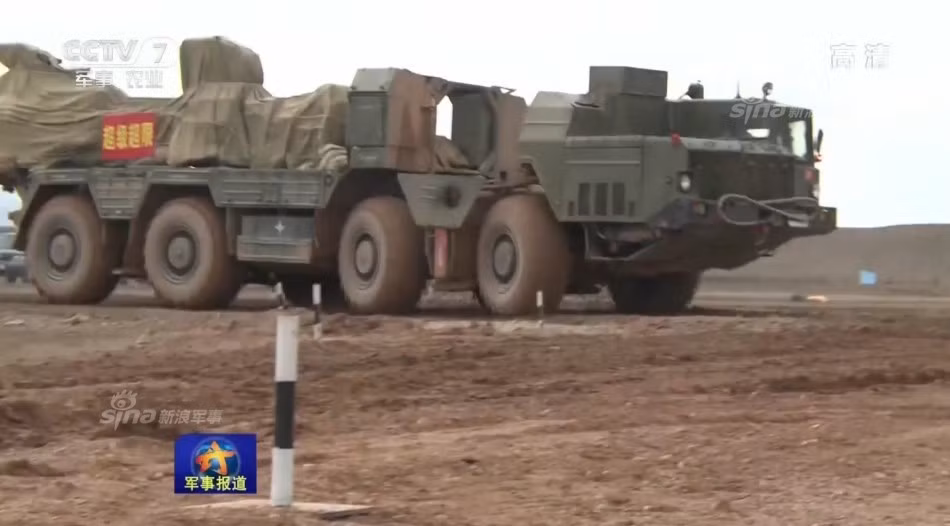 Các bệ phóng tự hành của S-300 có khả năng di chuyển trên nhiều địa hình xấu nhưng lại không được thiết kế để di chuyển với tốc độ quá cao, khi chạy ở tốc độ cao việc vào cua sẽ cực kỳ khó khăn do hệ thống trợ lực của xe hạn chế việc đánh lái gấp ở tốc độ cao nhằm hạn chế khả năng xe bị lật. Nguồn ảnh: CCTV7.