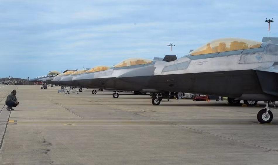 Dự tính từ nay tới năm 2025 Không quân Mỹ sẽ giảm 20% số phi cơ chiến thuật của lực lượng này, nghĩa là chiến đấu cơ F-35 sẽ còn phải đợi rất lâu nữa mới có thể góp mặt trong Không lực Mỹ với số lượng lớn vì ít nhất trong khoảng 10 năm tới lực lượng này sẽ chỉ loại biên bớt chứ chưa chắc đã chịu "mua sắm" thêm nhất là với chiếc phi cơ đắt nhất thế giới F-35. Nguồn ảnh: Sina.