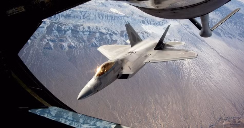 Phía nhà sản xuất lại cho rằng F-35 được thiết kế để tối ưu hóa khả năng tàng hình và nó sẽ phát huy hiệu quả khả năng chiến đấu của mình với một chiến thuật hiệu quả dành riêng cho các máy bay tàng hình. Tuy nhiên phía Không quân Mỹ cho rằng một chiếc máy bay "không thể tự bảo vệ mình" khi bị phát hiện và càng không thể "cao chạy xa bay" vì tốc độ thấp như F-35 thì khả năng bị bắn hạ sau khi bị phát hiện là rất cao vì nên nhớ rằng dù có được trang bị công nghệ tàng hình tiên tiến đến mấu những chiếc máy bay này vẫn dễ dàng bị nhận ra bằng... mắt thường. Nguồn ảnh: Sina.
