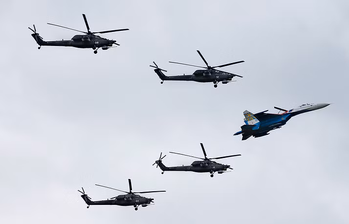 Do đặc thù của trực thăng chiến đấu có tốc độ không cao, những màn trình diễn của phi đội này thường diễn ra ở tốc độ chậm, cự ly hẹp và đôi khi còn có sự xuất hiện của những tiêm kích chiến đấu trong đội hình bay. Nguồn ảnh: TASS.