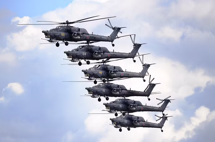 Với nhiệm vụ bay trình diễn của mình, phi đội "Đại bàng Vàng" thường xuyên xuất hiện trong những sự kiện quan trọng như trong những hội trợ vũ khí, trong các cuộc triển lãm hàng không và vinh dự nhất là họ thường xuyên có mặt trong đội hình duyệt binh tại Quảng trường Đỏ mừng Ngày Chiến thắng hàng năm. Nguồn ảnh: TASS.