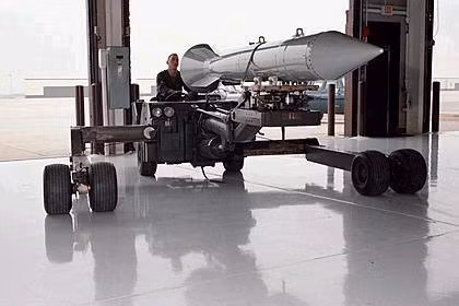 Theo các tài liệu từ thời chiến tranh lạnh được phía Mỹ giải mã, tính từ năm 1963 cho tới năm 1968 nước này đã sản xuất được tổng cộng 3.155 quả bom B-61 với nhiều phiên bản khác nhau có thể triển khai được từ nhiều phương tiện ở nhiều điều kiện khác nhau. Nguồn ảnh: Nuclearproject.