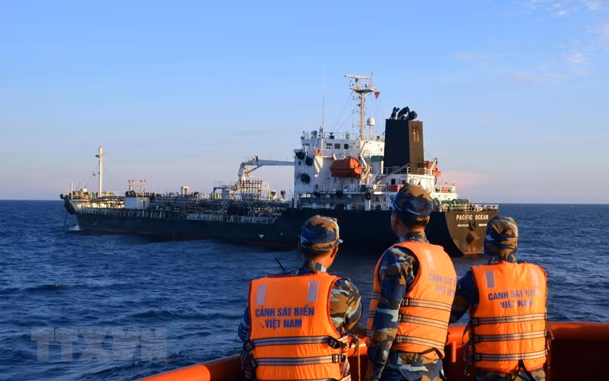 Lực lượng Cảnh sát biển Vùng 2 phát hiện, bắt giữ tàu Pacific Ocean (quốc tịch Singapore) buôn lậu gần 5 triệu lít dầu DO trên vùng biển Việt Nam, tổng trị giá gần 57 tỷ đồng (tháng 6/2018). (Ảnh: Đỗ Văn Trưởng/TTXVN)