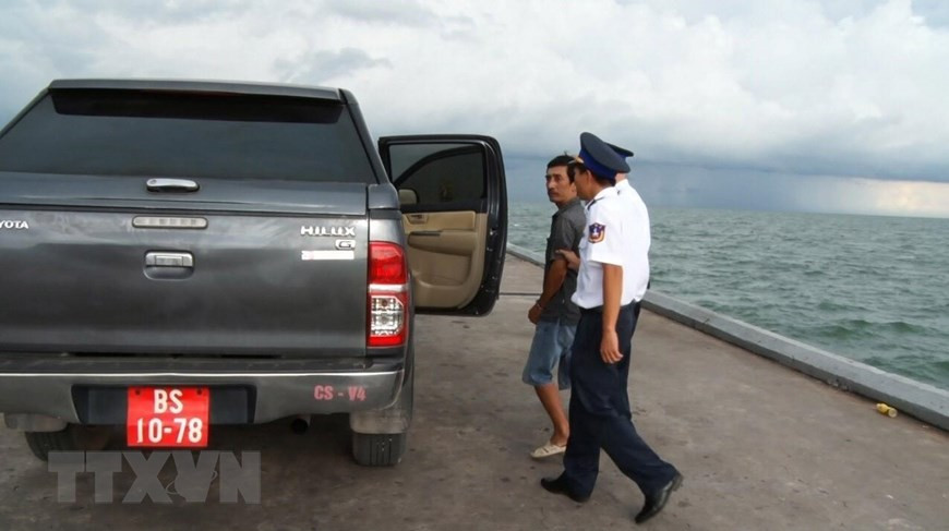 Cụm đặc nhiệm Phòng chống tội phạm ma túy số 4 (Bộ Tư lệnh Cảnh sát biển) bàn giao một đối tượng có hành vi vận chuyển trái phép chất ma túy qua đường tàu khách SuperDong từ Rạch Giá về Phú Quốc ngày 12/11/2015. (Ảnh: Trường Giang/TTXVN)