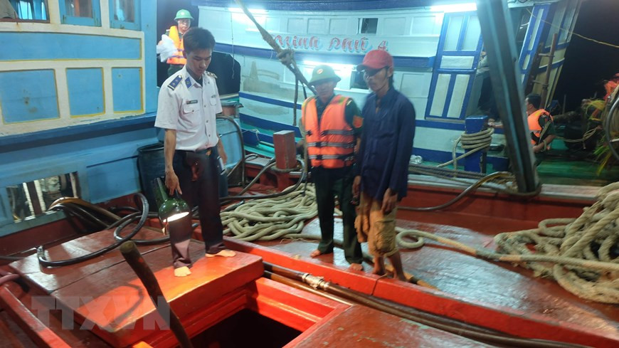 Ngày 19/1/2016, Tổ công tác thuộc Cụm trinh sát số 2 Bộ Tư lệnh Cảnh sát biển Việt Nam phối hợp Bộ đội Biên phòng tỉnh Trà Vinh phát hiện, bắt giữ tàu cá Vinh Phát đang có hành vi mua bán trái phép khoảng 68.000 lít dầu DO (trị giá khoảng 700 triệu đồng) trên vùng biển Trà Vinh. (Ảnh: Phúc Sơn/TTXVN)