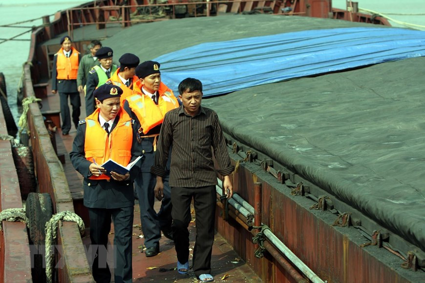 Tàu Cảnh sát biển 2007 thuộc Hải đội 101, Vùng Cảnh sát biển 1 phát hiện, bắt giữ 2 tàu ND 1865 và HN 0525 vận chuyển gần 3000 tấn than lậu trên vùng biển Vịnh Hạ Long (tháng 11/2009). (Ảnh: Trọng Đức/TTXVN)