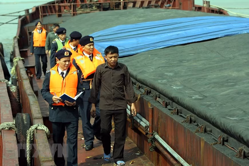 Tàu Cảnh sát biển 2007 thuộc Hải đội 101, Vùng Cảnh sát biển 1 phát hiện, bắt giữ 2 tàu ND 1865 và HN 0525 vận chuyển gần 3000 tấn than lậu trên vùng biển Vịnh Hạ Long (tháng 11/2009). (Ảnh: Trọng Đức/TTXVN)