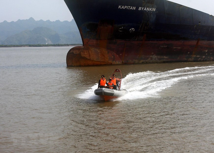 Chiến sỹ Hải đội 101, Bộ Tư lệnh Vùng Cảnh sát biển 1 tuần tra, kiểm soát tàu ra, vào cảng Hải Phòng. (Ảnh: Trọng Đức/TTXVN)