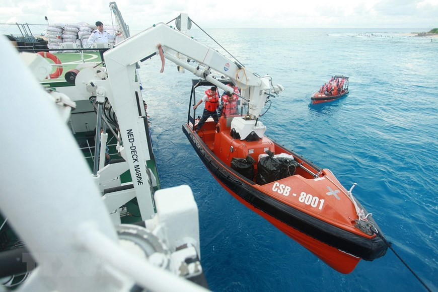 Tàu Cảnh sát biển 8001 hoạt động tại khu vực Nhà giàn DK1/15. (Ảnh: Lâm Khánh/TTXVN)