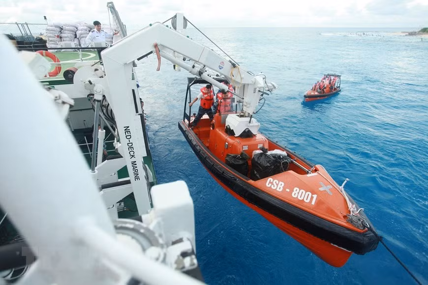 Tàu Cảnh sát biển 8001 hoạt động tại khu vực Nhà giàn DK1/15. (Ảnh: Lâm Khánh/TTXVN)