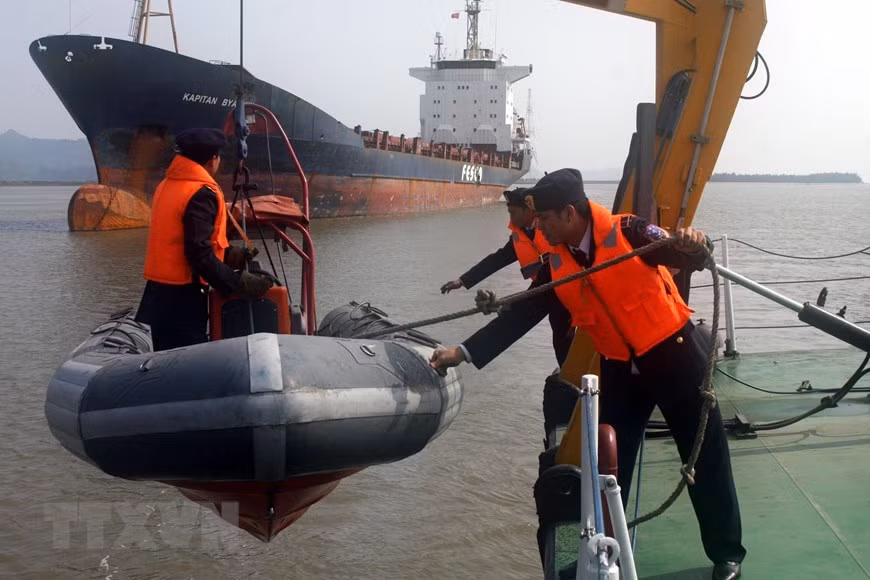 Chiến sỹ Hải đội 101, Bộ Tư lệnh Vùng Cảnh sát biển 1 chuẩn bị xuồng máy cho chuyến đi tuần tra định kỳ. (Ảnh:Trọng Đức/TTXVN)