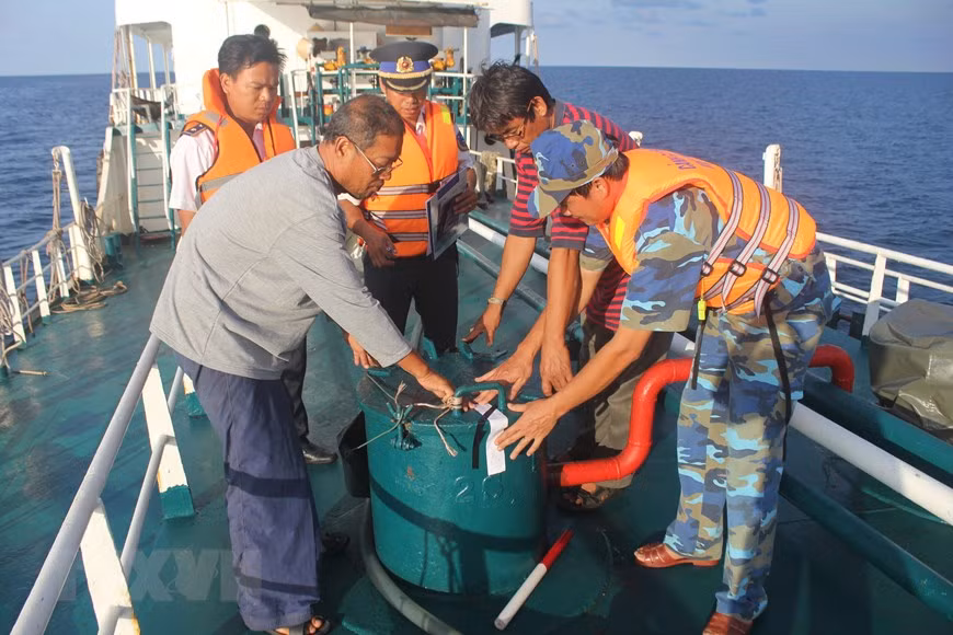 Cảnh sát biển Hải đội 402 (Bộ Tư lệnh Vùng Cảnh sát biển 4) kiểm tra, thu giữ tang vật đối với các tàu chở dầu DO trái phép, bị bắt giữ trên vùng biển Tây Nam. (Ảnh: Huỳnh Thế Anh/TTXVN)