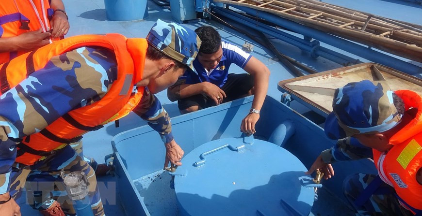 Liên tiếp trong hai ngày 2 và 3/3/2018, lực lượng Cảnh sát biển (Bộ Tư lệnh Vùng Cảnh sát biển 4) kiểm tra, bắt giữ 3 tàu buôn lậu khoảng 600.000 lít dầu DO không có hóa đơn, chứng từ hợp pháp tại khu vực biển Đông Nam Hòn Khoai, vùng biển Tây Nam. (Ảnh: Huỳnh Thế Anh/TTXVN)