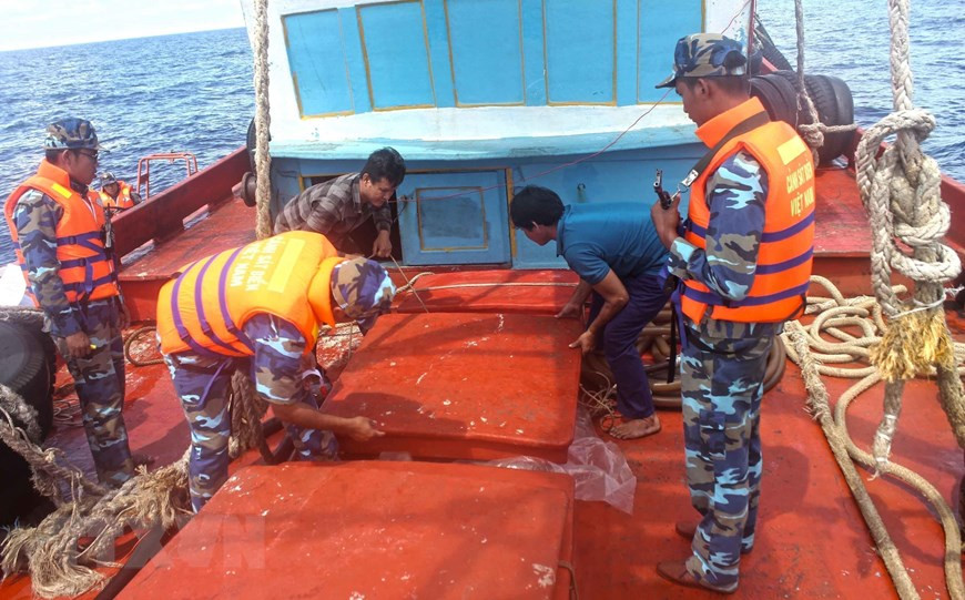 Chiến sỹ Hải đội 402 Bộ Tư lệnh Vùng Cảnh sát biển 4 tham gia đấu tranh chống buôn lậu, gian lận thương mại trên vùng biển Tây Nam. (Ảnh: Huỳnh Thế Anh/TTXVN)