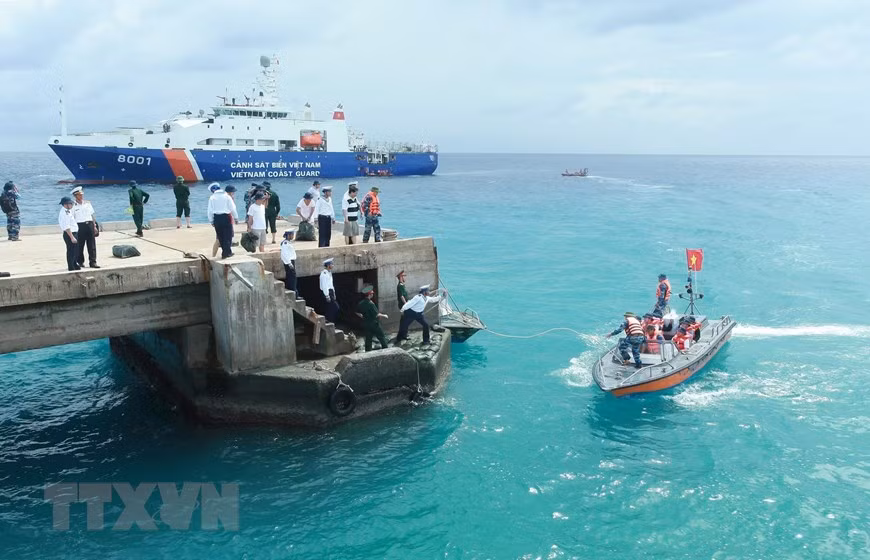 Tàu Cảnh sát biển 8001 làm nhiệm vụ tại khu vực đảo Trường Sa Lớn, quần đảo Trường Sa, tỉnh Khánh Hòa. (Ảnh: Lâm Khánh/TTXVN)