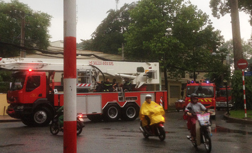 Gan 50 canh sat chũa cháy chạy dút hoi vì báo cháy giả