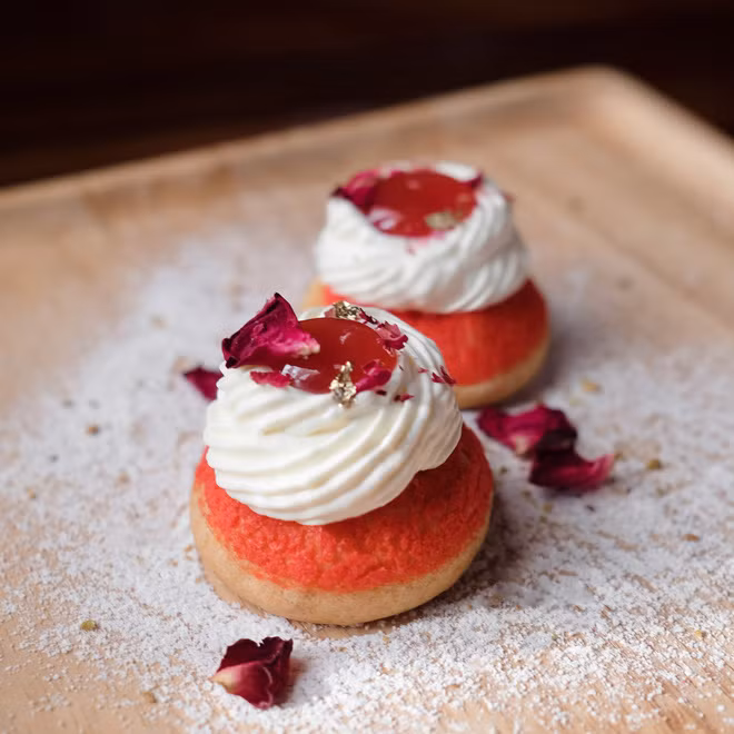 Nhưng luôn có những câu chuyện vượt khó vào bếp nghe mà giật mình. Điển hình như cô gái người Lào sống ở một thị trấn nhỏ không có đến một tiệm bánh và các nguyên liệu làm bánh cũng không được bán rộng rãi này đây. Cô đã có màn thể hiện khiến hội "Yêu bếp" người Việt phải trầm trồ, ngưỡng mộ.