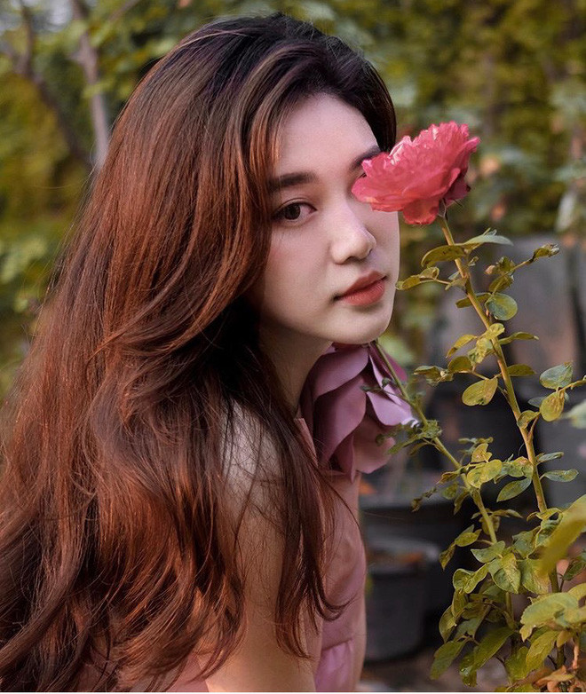 Cô gái này tên là Phonnie Xaysongkham, từng là cựu sinh viên ngành Kinh tế quốc tế của trường Đại học Ngoại thương (Hà Nội). Ngay khi còn học tại Việt Nam, Phonnie đã khá nổi tiếng trong trường bởi sở hữu vẻ đẹp không thua kém các ngôi sao trong showbiz. Ít ai biết rằng, bên cạnh vẻ ngoài xinh đẹp, cô còn rất khéo tay trong việc làm bánh.