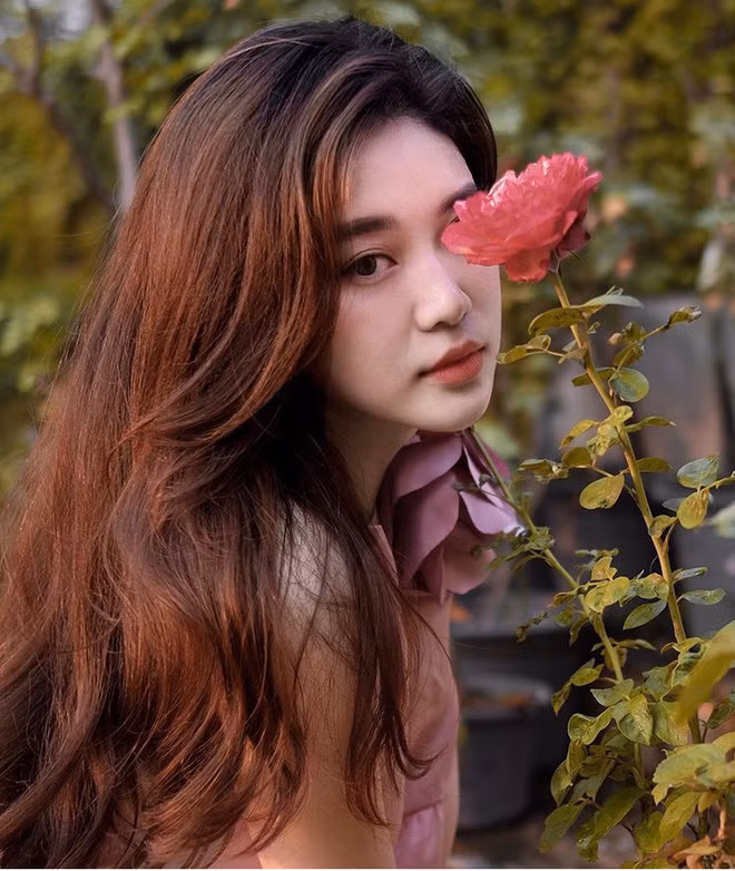 Cô gái này tên là Phonnie Xaysongkham, từng là cựu sinh viên ngành Kinh tế quốc tế của trường Đại học Ngoại thương (Hà Nội). Ngay khi còn học tại Việt Nam, Phonnie đã khá nổi tiếng trong trường bởi sở hữu vẻ đẹp không thua kém các ngôi sao trong showbiz. Ít ai biết rằng, bên cạnh vẻ ngoài xinh đẹp, cô còn rất khéo tay trong việc làm bánh.