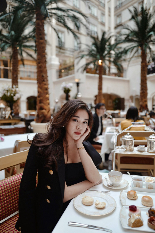 Chia sẻ về sở thích làm bánh, Phonnie cho biết: "Mình đang sống tại một thị trấn nhỏ tại Lào. Mình có niềm đam mê to lớn với đồ ngọt và cả gia đình mình cũng thế, nhưng mà ở quanh thị trấn này thì chẳng có 1 tiệm bánh nào cả. Mà ông ngoại mình, một tín đồ hảo ngọt chính hiệu lại đều đặn hàng ngày sẽ dùng 1 bữa trà chiều. Vì vậy mình quyết định mở tiệm bánh tại gia phục vụ riêng cho ông ngoại và cả gia đình".