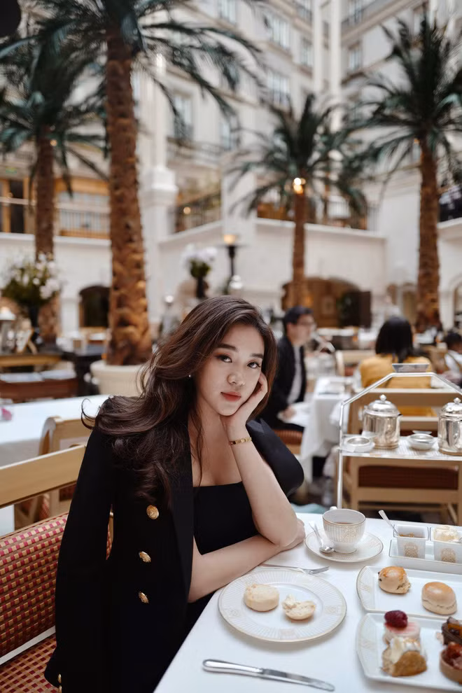 Chia sẻ về sở thích làm bánh, Phonnie cho biết: "Mình đang sống tại một thị trấn nhỏ tại Lào. Mình có niềm đam mê to lớn với đồ ngọt và cả gia đình mình cũng thế, nhưng mà ở quanh thị trấn này thì chẳng có 1 tiệm bánh nào cả. Mà ông ngoại mình, một tín đồ hảo ngọt chính hiệu lại đều đặn hàng ngày sẽ dùng 1 bữa trà chiều. Vì vậy mình quyết định mở tiệm bánh tại gia phục vụ riêng cho ông ngoại và cả gia đình".