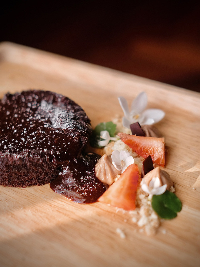 Mặc dù còn khá e ngại về vốn Tiếng Việt của bản thân, song, Phonnie vẫn cố gắng đăng bài với lối viết dễ hiểu nhất. Cư dân mạng không coi đó là vấn đề quá lớn, thay vào đó, họ liên tục thả tim và khen ngợi: "Xinh đẹp, khéo tay, bánh nhìn thôi cũng đã thấy ngon rồi", "Nếu chị không giới thiệu chị là người Lào thì em sẽ nghĩ chị là một người Việt. Lối viết văn khá ổn, từ ngữ sử dụng cũng rất dễ hiểu. Và đặc biệt là những món bánh ngọt của chị nhìn rất xinh luôn", "Chưa một post nào trong group mà phải vào thả tim từng ảnh như post này luôn ạ. Chị gái vừa xinh vừa làm bánh giỏi, decor đúng kiểu em thích".