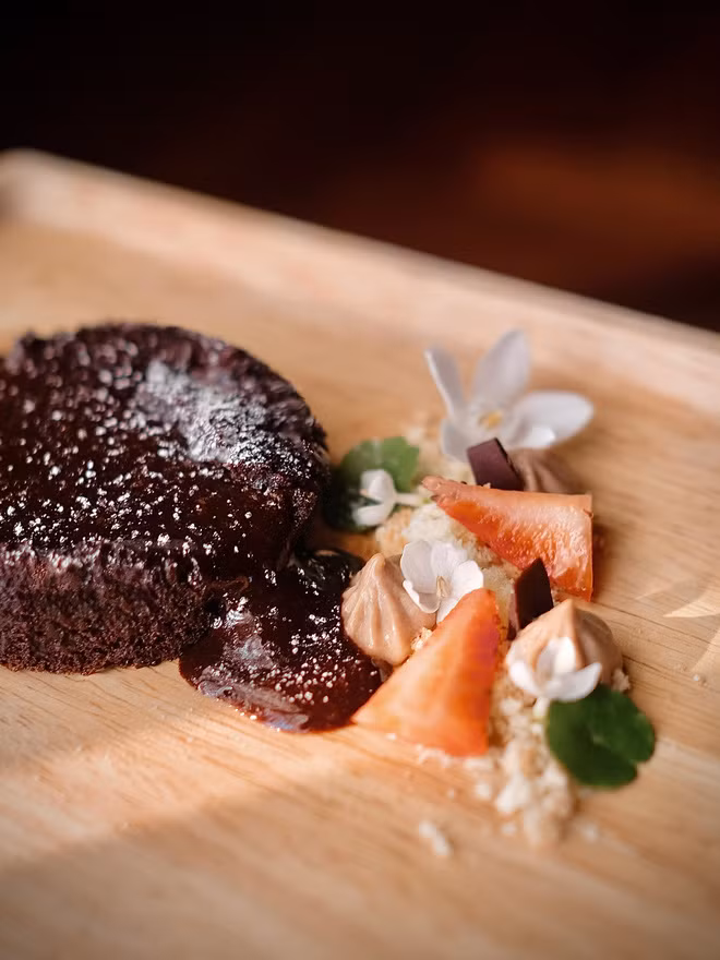 Mặc dù còn khá e ngại về vốn Tiếng Việt của bản thân, song, Phonnie vẫn cố gắng đăng bài với lối viết dễ hiểu nhất. Cư dân mạng không coi đó là vấn đề quá lớn, thay vào đó, họ liên tục thả tim và khen ngợi: "Xinh đẹp, khéo tay, bánh nhìn thôi cũng đã thấy ngon rồi", "Nếu chị không giới thiệu chị là người Lào thì em sẽ nghĩ chị là một người Việt. Lối viết văn khá ổn, từ ngữ sử dụng cũng rất dễ hiểu. Và đặc biệt là những món bánh ngọt của chị nhìn rất xinh luôn", "Chưa một post nào trong group mà phải vào thả tim từng ảnh như post này luôn ạ. Chị gái vừa xinh vừa làm bánh giỏi, decor đúng kiểu em thích".