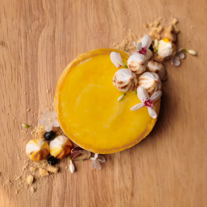 Ban đầu, Phonnie tìm tòi làm vài công thức cơ bản để cho ông và gia đình cùng thưởng thức. Khoảng thời gian trong bếp cũng chính là lúc cô khám phá được tình yêu của bản thân dành cho việc làm bánh. Rồi từ đó, Phonnie đã có được nhiều cảm hứng và động lực để sáng tạo ra những chiếc bánh vừa đẹp mắt vừa ngon miệng như ngày hôm nay.