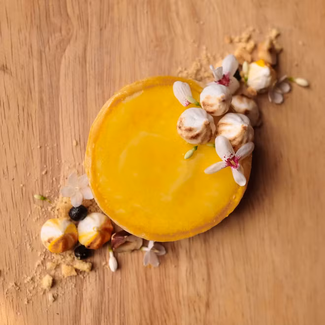 Ban đầu, Phonnie tìm tòi làm vài công thức cơ bản để cho ông và gia đình cùng thưởng thức. Khoảng thời gian trong bếp cũng chính là lúc cô khám phá được tình yêu của bản thân dành cho việc làm bánh. Rồi từ đó, Phonnie đã có được nhiều cảm hứng và động lực để sáng tạo ra những chiếc bánh vừa đẹp mắt vừa ngon miệng như ngày hôm nay.