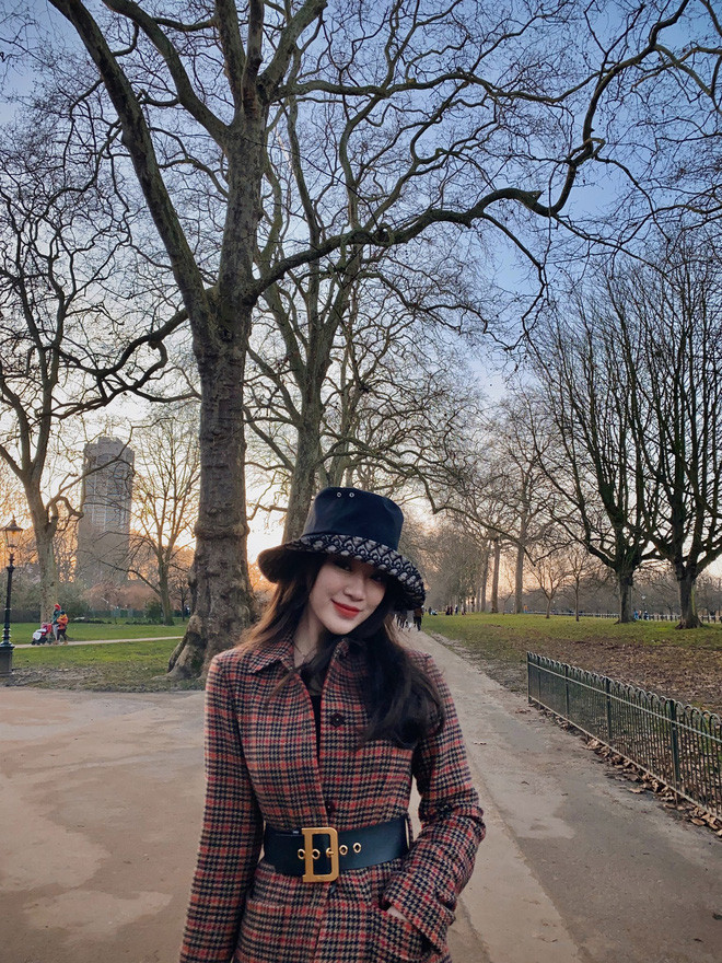 Những chiếc bánh xinh xắn của Phonnie là sự kết hợp hoàn hảo: nguyên liệu từ vườn quả của bố, những bông hoa trang trí từ vườn của mẹ và một chút thời gian của bản thân.