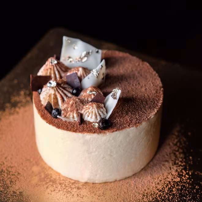 Ở Lào, các nguyên liệu làm bánh không được bán rộng rãi và đa dạng nên con đường bếp núc của Phonnie gặp khá nhiều trở ngại từ việc tìm kiếm nguyên liệu cho đến các dụng cụ làm bánh. May mắn, bố của Phonnie rất thích trồng cây ăn quả, nên mỗi tuần một lần, cô sẽ cùng bố ra vườn hái quả để chuẩn bị cho ra lò những món bánh mới.