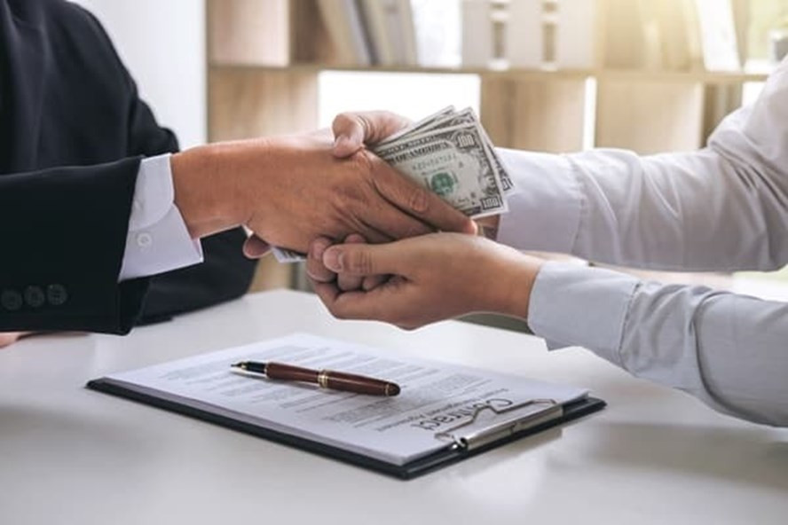 Đối với Nguyễn Thị Kim Liên, VKSND cáo buộc bị can đã giúp chị gái tiếp nhận hồ sơ và cùng các bị can khác bóc phong bì, kiểm đếm tiền chiếm đoạt được từ các bị hại. Trong vụ án, Kim Liên phải chịu trách nhiệm về số tiền gần 500 triệu do xâm phạm tài sản của người khác. Cơ quan tố tụng cáo buộc hành vi của Nguyễn Thị Kim Anh đặc biệt nghiêm trọng. Cần xử lý bị can bằng một bản án thật nghiêm khắc. 3 bị can còn lại có vai trò đồng phạm với Kim Anh và cùng phạm tội rất nghiêm trọng. &gt;&gt;&gt; Mời độc giả xem video: Ba thanh tra Bộ Xây dựng bị khởi tố tội nhận hối lộ. Nguồn: VTC Now.