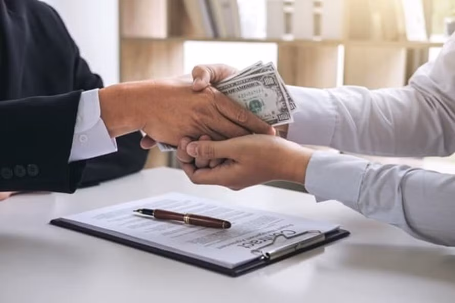 Đối với Nguyễn Thị Kim Liên, VKSND cáo buộc bị can đã giúp chị gái tiếp nhận hồ sơ và cùng các bị can khác bóc phong bì, kiểm đếm tiền chiếm đoạt được từ các bị hại. Trong vụ án, Kim Liên phải chịu trách nhiệm về số tiền gần 500 triệu do xâm phạm tài sản của người khác. Cơ quan tố tụng cáo buộc hành vi của Nguyễn Thị Kim Anh đặc biệt nghiêm trọng. Cần xử lý bị can bằng một bản án thật nghiêm khắc. 3 bị can còn lại có vai trò đồng phạm với Kim Anh và cùng phạm tội rất nghiêm trọng. >>> Mời độc giả xem video: Ba thanh tra Bộ Xây dựng bị khởi tố tội nhận hối lộ. Nguồn: VTC Now.