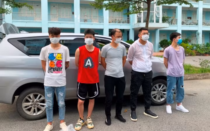 Sáng 27/7, Công an thành phố Lào Cai cũng bắt 10 đối tượng là người Trung Quốc nhập cảnh trái phép vào thành phố Lào Cai, để đi TP Hồ Chí Minh, do bốn đối tượng là người Việt Nam dẫn dắt.