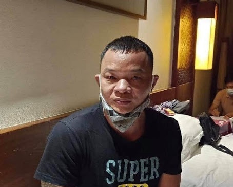 Ngày 27/7. Công an tỉnh Quảng Nam đã khởi tố vụ án, tạm giữ hình sự 2 đối tượng liên quan đến vụ 21 người Trung Quốc bị phát hiện có dấu hiệu nhập cảnh trái phép gồm Gao Liang Gu (SN 1978, Phúc Kiến, Trung Quốc) và Lương Thùy Dung (SN 1986, tỉnh Trà Vinh) để điều tra hành vi “Tổ chức, môi giới cho người khác nhập cảnh hoặc ở lại Việt Nam trái phép” và “Đưa hối lộ” theo Điều 348 và Điều 364 Bộ luật Hình sự.