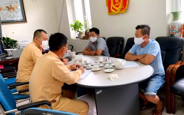 Theo quy định của pháp luật, hành vi nhập cảnh trái phép vào Việt Nam ngoài xử lý hành chính và trục xuất, nếu đối tượng dương tính COVID-19 có thể bị truy cứu trách nhiệm hình sự về tội lây lan dịch bệnh. Đặc biệt, Bộ Luật Hình sự năm 2015 quy định hành vi đưa người nhập cảnh trái phép vào Việt Nam sẽ bị xử lý nghiêm khắc. 